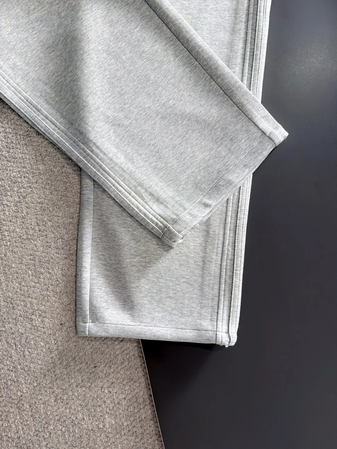 The next day we shipped the P195 Balenciaga High Quality New Arrival Elastic Casual Pants Fall/Winter 2026. The custom-made fabric at the counter has a high degree of comfort, impeccable details, and the design concept of the brand elements reflects high quality. The hand feels delicate and soft! Casual cuts and awesome upper body! Sizes: S-3XL